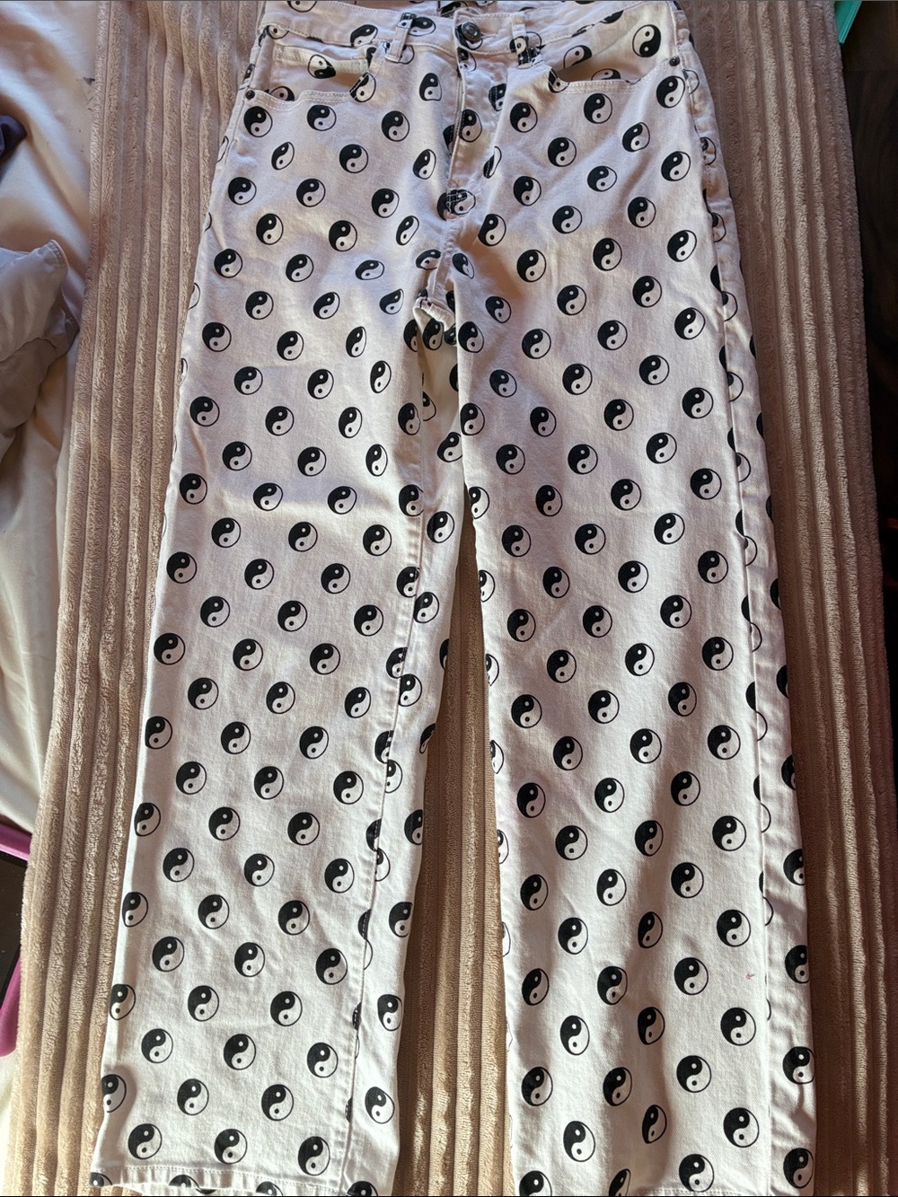 Rue21 White Straight-Leg Pants with Black Yin Yang Print